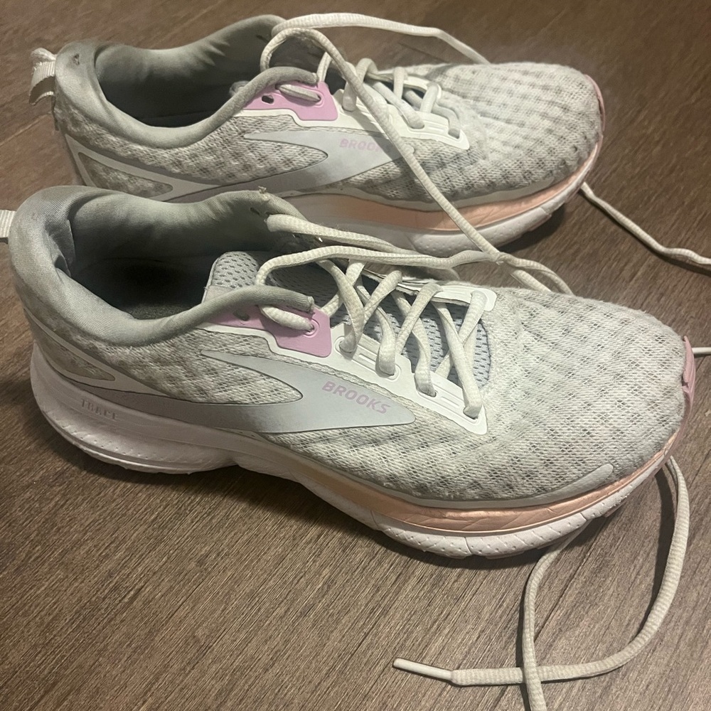 Brooks Women's White and Light Pink Athletic Shoes